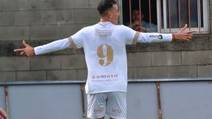 El goleador Bruno Nasta festeja el 2-0 de Racing contra Arsenal. Después, roja directa (Prensa Racing)