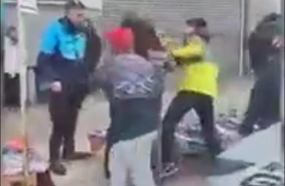 Policía y personal municipal se trenzaron a golpes de puño con manteros