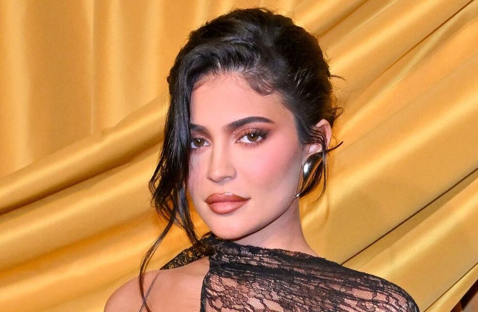 Polémico vestido: Kylie Jenner asistió a un desfile con una cabeza de león