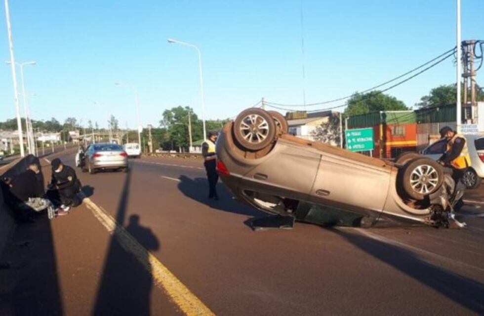 Auto quedó ruedas arriba tras desviar a un perro en el acceso a Posadas