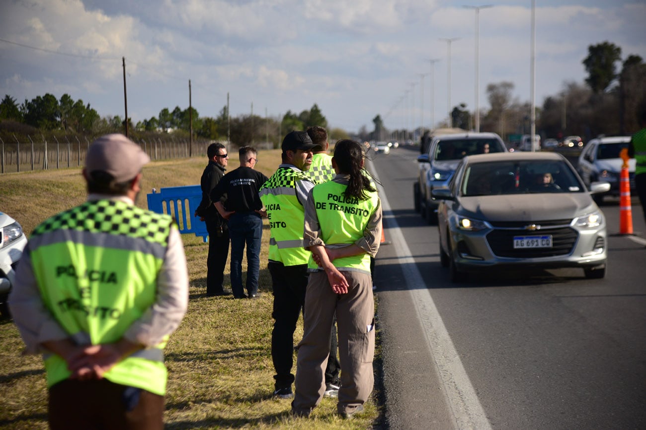 Control de velocidad sobre la avenida Armada Argentina, ruta 5 que entra desde Alta Gracia.  (Nicolás Bravo / La Voz)
