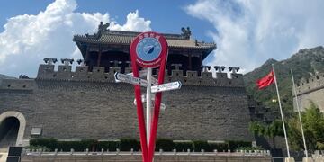 Una columna de 3 metros celebra a la Gran Muralla de China como una de las Nuevas 7 Maravillas del Mundo.