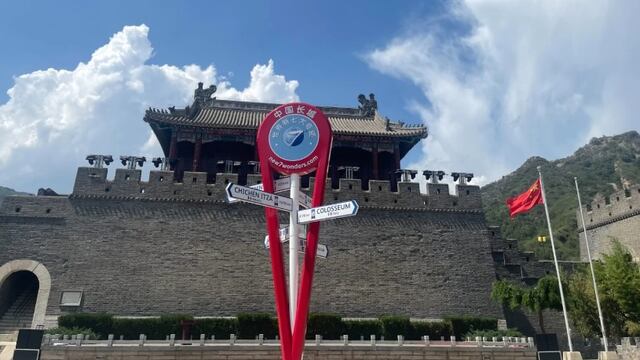 Una columna de 3 metros celebra a la Gran Muralla de China como una de las Nuevas 7 Maravillas del Mundo.