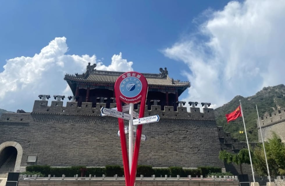 Una columna de 3 metros celebra a la Gran Muralla de China como una de las Nuevas 7 Maravillas del Mundo
