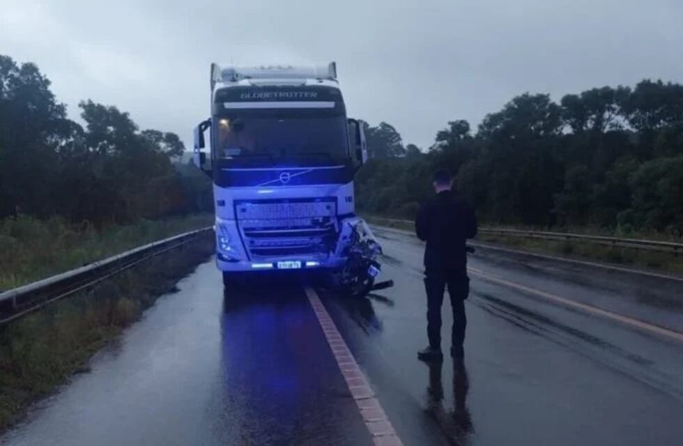 Salto Encantado: un joven motociclista falleció tras impactaron contra un camión