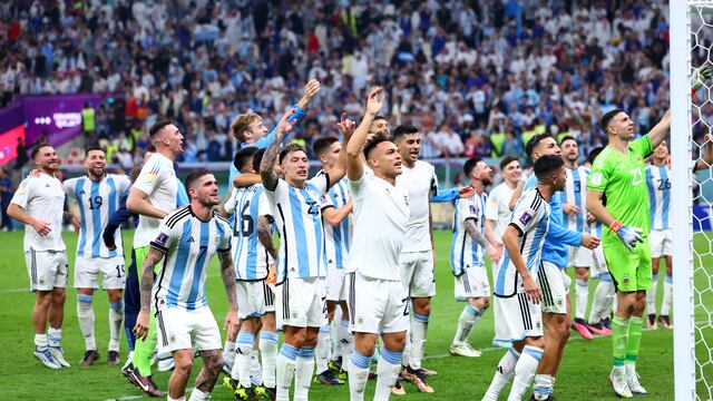 Todos juntos en el festejo por el pase a la final. Foto: AP.