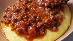 Cómo hacer polenta con salsa bolognesa.
