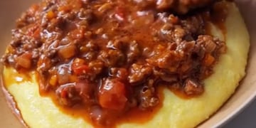 Cómo hacer polenta con salsa bolognesa.