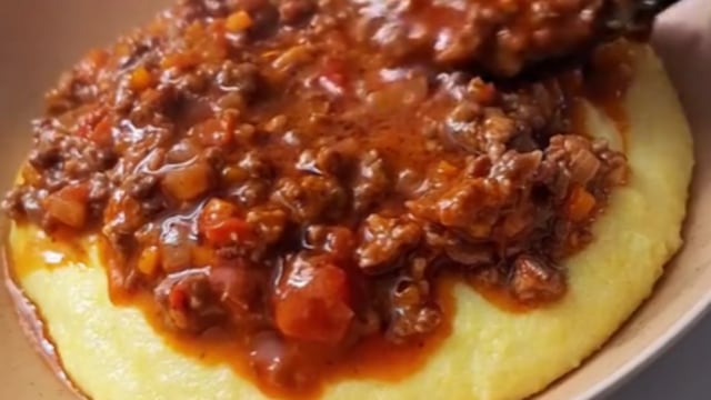 Cómo hacer polenta con salsa bolognesa.