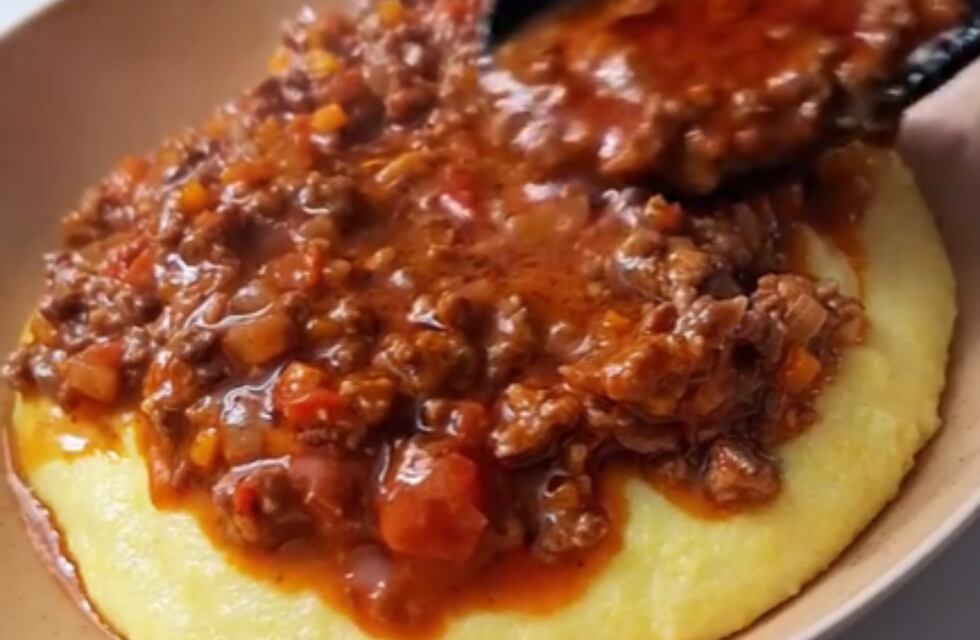 Cómo hacer polenta súper cremosa con salsa bolognesa: receta ideal para combatir el frío