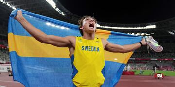 Armand Duplantis, una de las grandes estrellas del atletismo mundial cumplió y se colgó el oro. (AP)