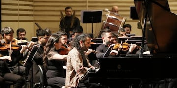 La Orquesta Estable, bajo la dirección de Yeny Delgado, abrirá el festival con obras de Gershwin y Pérez Prado, en compañía del pianista Nima Sakerchik.