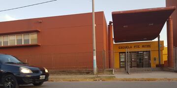 En la puerta de este colegio de Río Tercero ocurrió  el siniestro vial que dejó a un menor herido de 5 años.