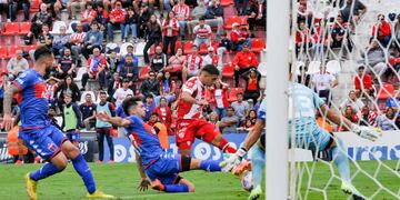 Los delanteros locales fallaron a la hora de enfrentar al arquero Gonzalo Marinelli.