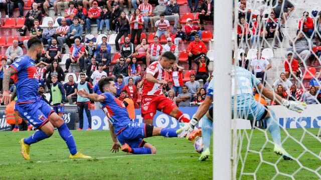Los delanteros locales fallaron a la hora de enfrentar al arquero Gonzalo Marinelli.