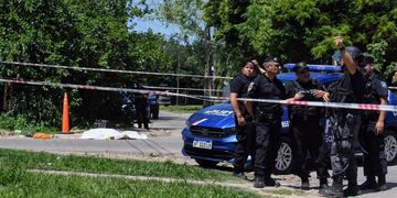 La víctima cayó herida este lunes cerca del cruce de Cavia y Ghiraldo.