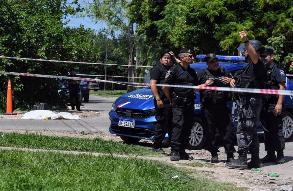 Dispararon contra un búnker de drogas al mediodía en Rosario y murió por siete balazos