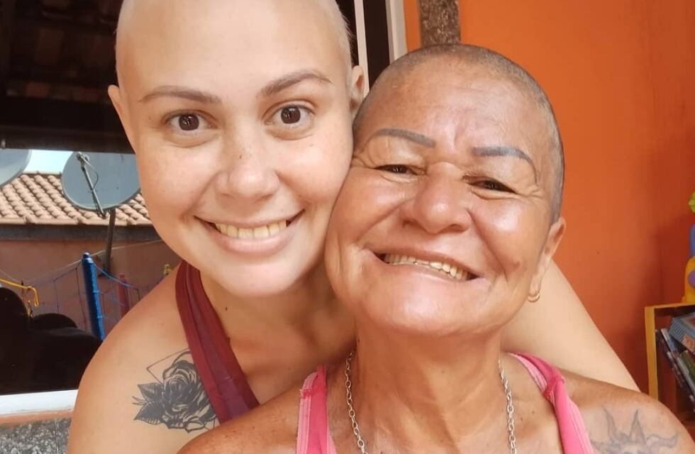 Su mamá se rapó la cabeza para acompañarla en su lucha contra el cáncer