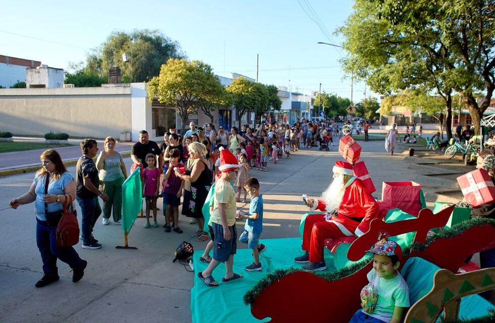 Celebraciones en Navidad: Papá Noel estuvo en la Plaza y los abuelos del hogar representaron al Pesebre Viviente