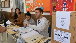 Autoridades de mesa en Córdoba. (Ramiro Pereyra/La Voz).