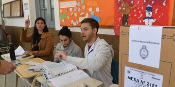 Autoridades de mesa en Córdoba. (Ramiro Pereyra/La Voz).
