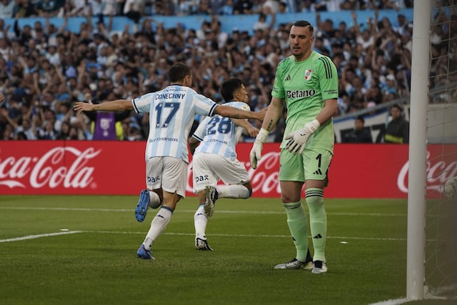 Racing derrotó a River en un partidazo en Avellaneda, y clasificó a cuartos de final.