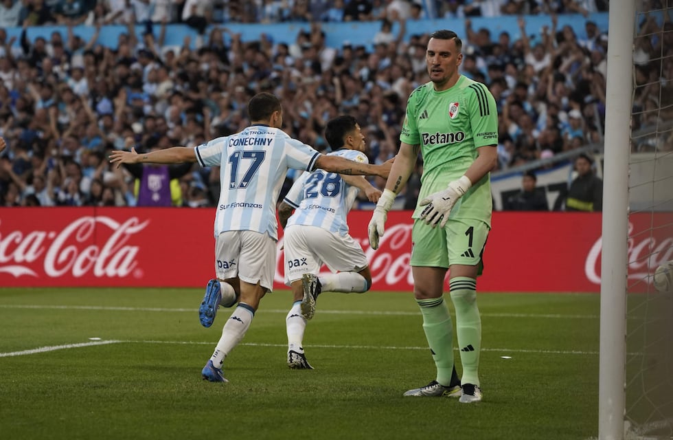 Racing le ganó a River un partido memorable y avanzó a cuartos de final