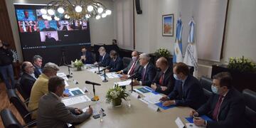 El ministro de Agricultura, Ganadería y Pesca de la Nación, Julián Domínguez, junto al Jefe de Gabinete de Ministros, Juan Manzur; el ministro del Interior, Eduardo de Pedro; los gobernadores Axel Kicillof de la provincia de Buenos Aires; Gustavo Bordet de Entre Ríos; Sergio Zilioto, de la Pampa; Omar Perotti de Santa Fe y Gerardo Zamora de Santiago del Estero, así como miembros de las entidades agropecuarias.