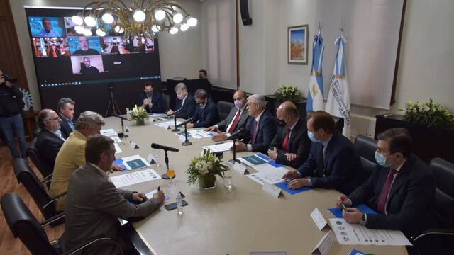 El ministro de Agricultura, Ganadería y Pesca de la Nación, Julián Domínguez, junto al Jefe de Gabinete de Ministros, Juan Manzur; el ministro del Interior, Eduardo de Pedro; los gobernadores Axel Kicillof de la provincia de Buenos Aires; Gustavo Bordet de Entre Ríos; Sergio Zilioto, de la Pampa; Omar Perotti de Santa Fe y Gerardo Zamora de Santiago del Estero, así como miembros de las entidades agropecuarias.