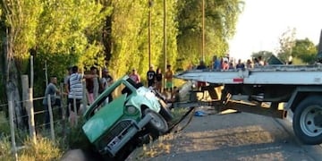 El Rastrojero que llevaba cinco personas a bordo, quedó en un canal de riego producto del accidente