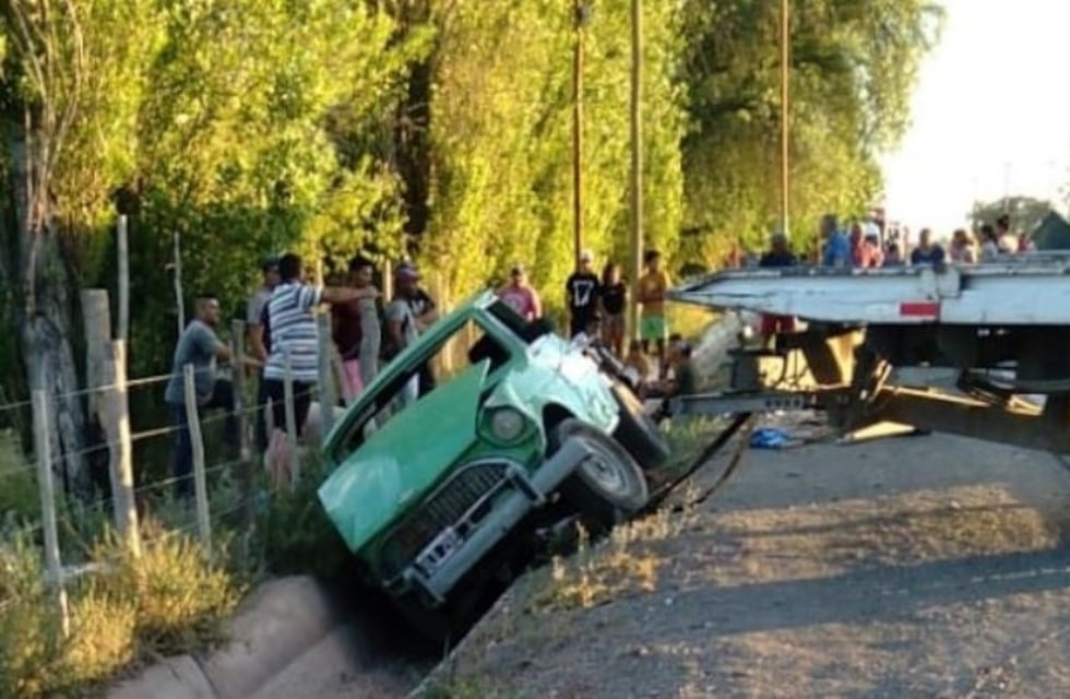 Un camión chocó a una camioneta que hacía una mudanza y la tiró a un canal de riego