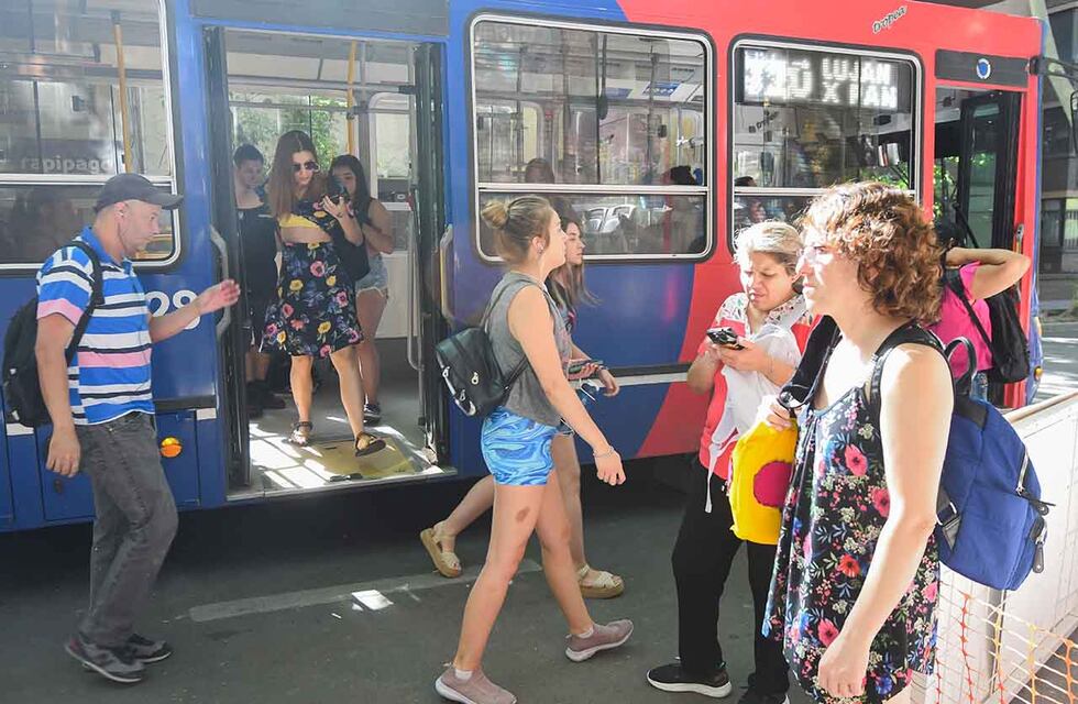 Pasajeros acusaron a un hombre de abusar de una joven mendocina y lo arrojaron del colectivo: está en coma
