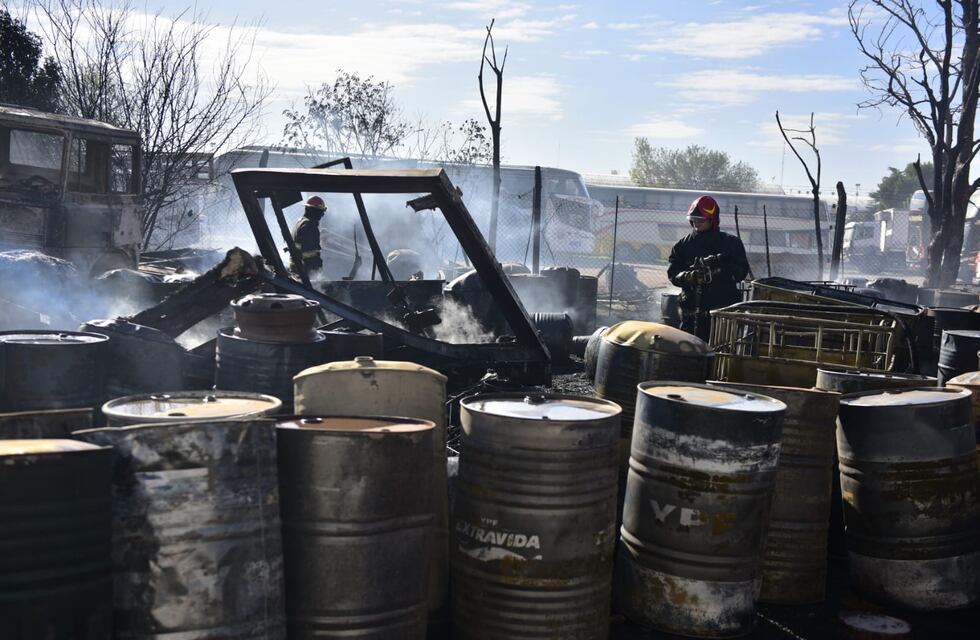 En fotos y video: contuvieron el impactante incendio de una aceitera en Córdoba