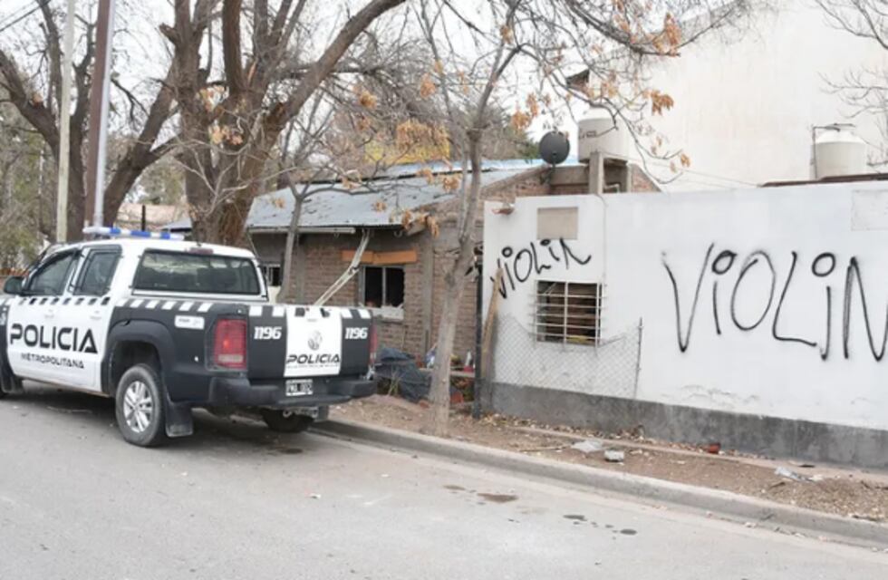 El profesor neuquino denunciado por abusos volvió a ser atacado y será alojado por la Policía Federal