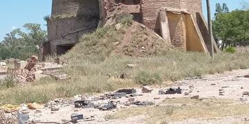 Un niño cayó en la calera del barrio Santa Teresita y los vecinos piden su demolición