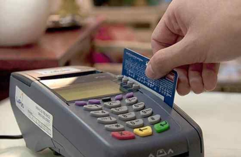 Defensa del Consumidor recuerda la prohibición de recargos por pagos con tarjetas