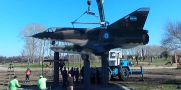 El Mirage III de la Fuerza Aérea Argentina, colocado en memoria del capitán Gustavo García Cuerva.