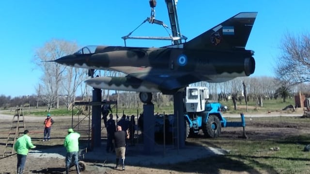 El Mirage III de la Fuerza Aérea Argentina, colocado en memoria del capitán Gustavo García Cuerva.