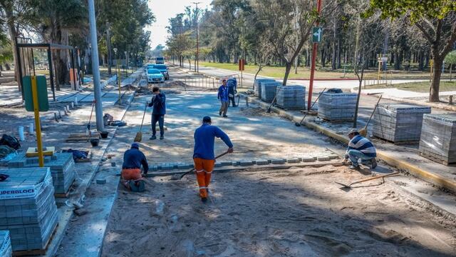 Adoquinado Costanera Arroyito Río Xanaes