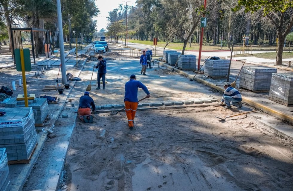 Continúa la colocación del adoquinado sobre el Bv. Domingo Perón en la costanera