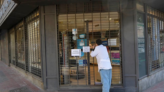 La mayoría de los comercios mendocinos no abrieron sus puertas, otros trabajan atendiendo bajo la modalidad "pase y lleve". Orlando Pelichotti /Los Andes