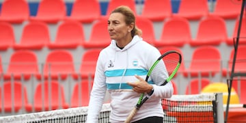Mercedes Paz es la entrenadora del equipo femenino de tenis de Argentina en Santiago 2023. (@guillebuelga)