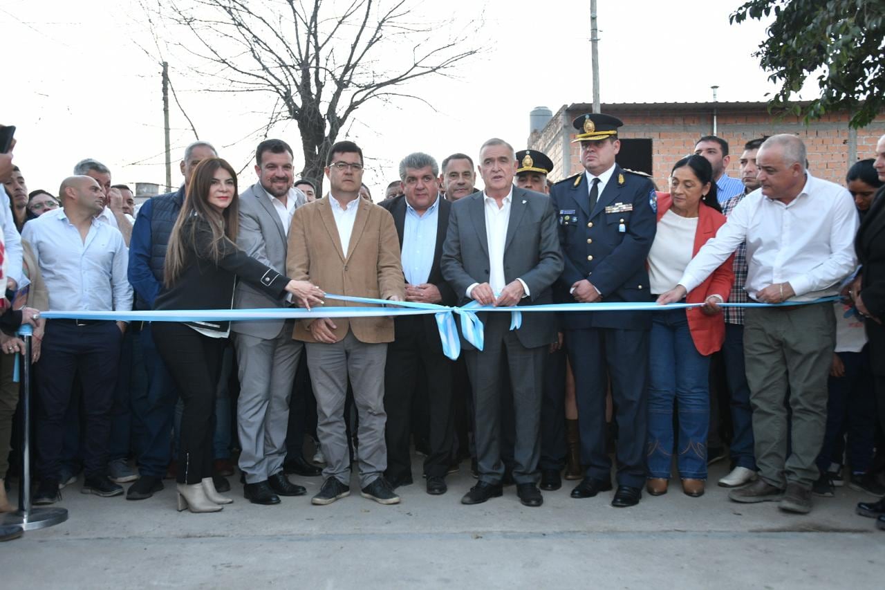 El mandatario recorrió obras viales, inauguró un destacamento y entregó equipamiento durante los festejos de la ciudad.