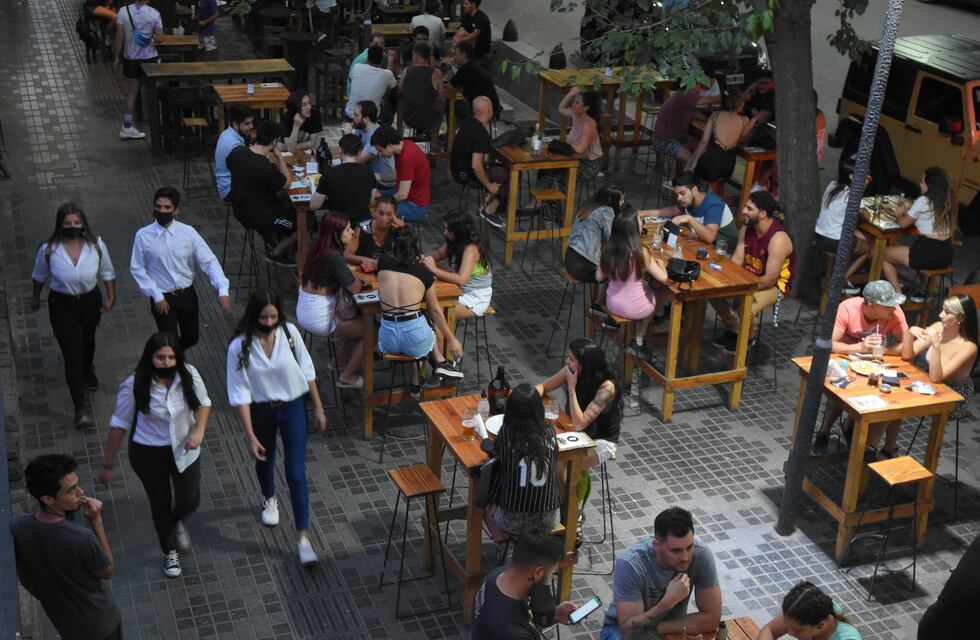 Extienden el horario de circulación nocturna en Mendoza y habilitan reuniones familiares