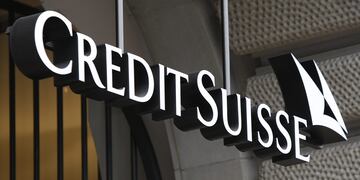 Caos financiero: el Credit Suisse se desploma 30% y toca su mínimo histórico.