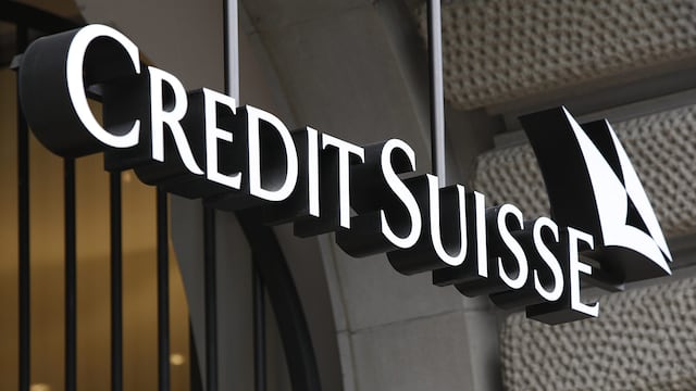 Caos financiero: el Credit Suisse se desploma 30% y toca su mínimo histórico.