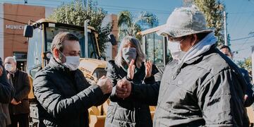 Santa Ana: el gobernador Herrera Ahuad hizo entrega de maquinaria vial.