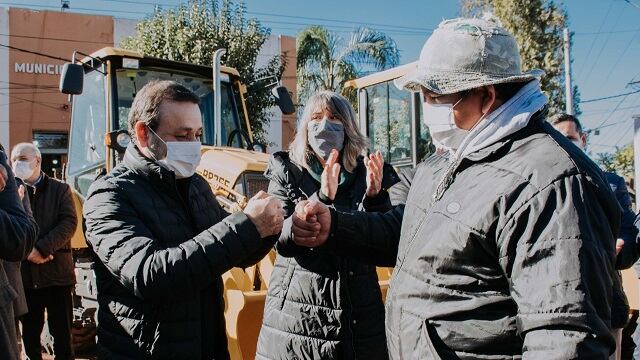 Santa Ana: el gobernador Herrera Ahuad hizo entrega de maquinaria vial.