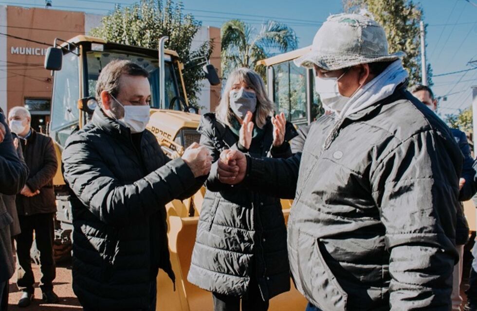 Santa Ana: el gobernador Herrera Ahuad hizo entrega de maquinaria vial