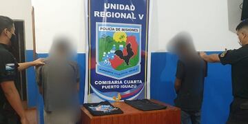 Dos jóvenes fueron detenidos tras robar y comercializar prendas de vestir.